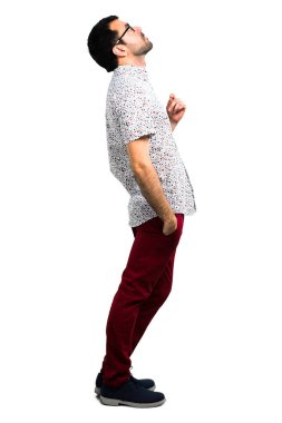 Gözlüklü ararken yakışıklı adam