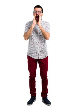 Geniş açık ağız ile bağırarak gözlüklü yakışıklı adam