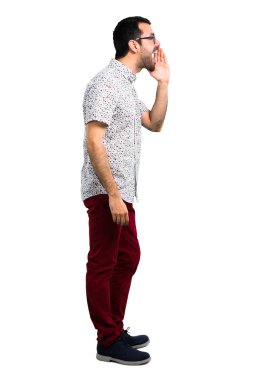 Geniş açık ağız ile bağırarak gözlüklü yakışıklı adam