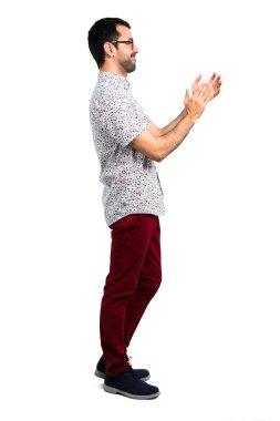 Alkış gözlüklü yakışıklı adam