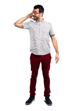 Gözlüklü bir şey dinlerken yakışıklı adam