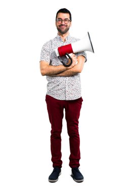 Gözlüklü bir megafon tutan yakışıklı adam