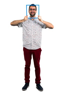 Gözlüklü bir çerçeve tutan yakışıklı adam