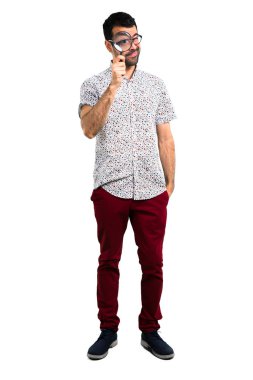 Büyüteç ile gözlüklü yakışıklı adam