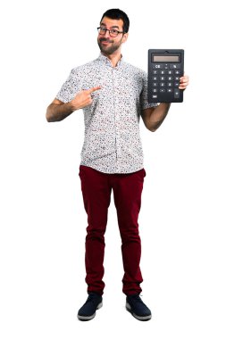 Bir hesap makinesi tutan gözlüklü yakışıklı adam