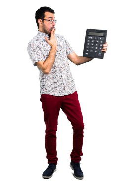 Bir hesap makinesi tutan gözlüklü yakışıklı adam