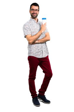 Kahve tutan gözlüklü yakışıklı adam götürmek için