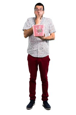 Popcorns yeme gözlüklü yakışıklı adam