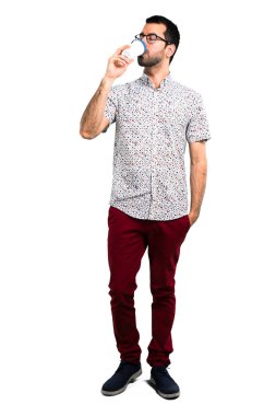 Kahve tutan gözlüklü yakışıklı adam götürmek için