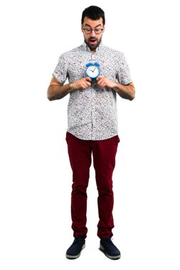 Vintage saat tutan gözlüklü yakışıklı adam