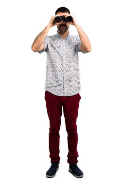 Dürbün ile gözlüklü yakışıklı adam