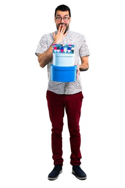 Kutuları tutarak gözlüklü yakışıklı adam