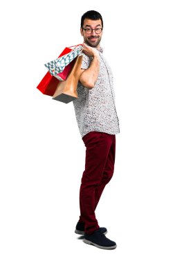 Alışveriş çantası ile gözlüklü yakışıklı adam