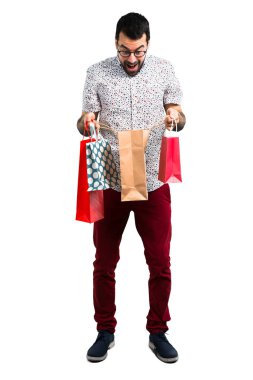 Alışveriş çantası ile gözlüklü yakışıklı adam