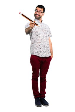 Büyük bir kalem tutan gözlüklü yakışıklı adam