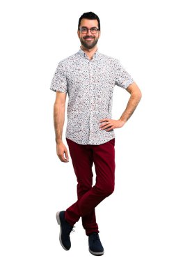 Silah, kalça ile poz gözlüklü yakışıklı adam