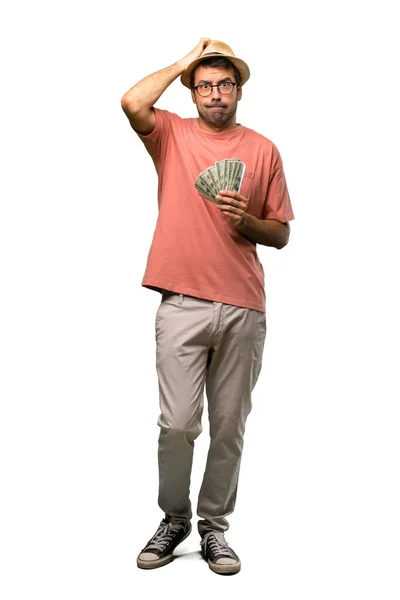 Człowiek Posiadający Wiele Rachunków Wyrazem Frustracji Nie Rozumiejąc Białym Tle — Zdjęcie stockowe