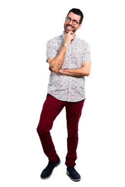 Ayakta ve bir fikir düşünce gözlüklü yakışıklı adam