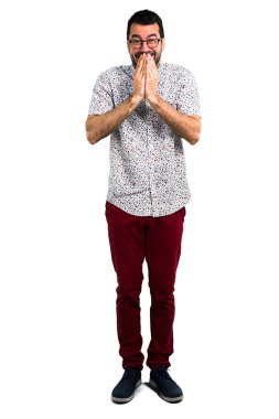 Gözlüklü yakışıklı adam gülüyor.