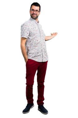 Geri işaret parmağı ile işaret gözlüklü yakışıklı adam