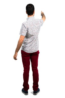 Geri işaret parmağı ile işaret gözlüklü yakışıklı adam