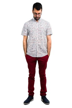 Ayakta ve aşağı bakıyor gözlüklü yakışıklı adam