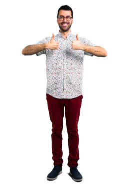 Jest Yaşasın vererek ve gülümseyen bardakları ile yakışıklı adam