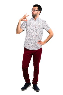 Gözlüklü kibirli ve kendini beğenmiş yakışıklı adam kendini kavram seviyorum