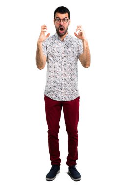 Gözlüklü kızgın ve Öfkeli öfkeli jest olarak yakışıklı adam