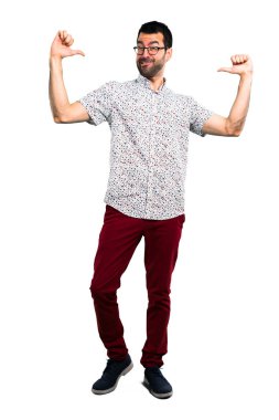 Gözlüklü kibirli ve kendini beğenmiş yakışıklı adam kendini kavram seviyorum