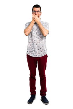 Ellerle ağız kapsayan gözlüklü yakışıklı adam