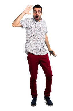 Sürpriz ve şok yüz ifadesi ile gözlüklü yakışıklı adam