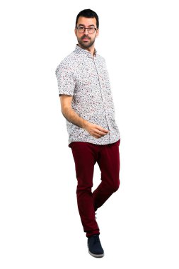 Yürüyüş gözlüklü yakışıklı adam