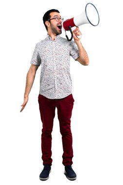 Gözlüklü bir megafon tutan yakışıklı adam