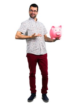 Gözlüklü bir servet tutan yakışıklı adam