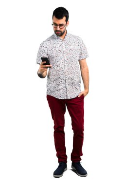 Gözlüklü için mobil konuşuyor yakışıklı adam