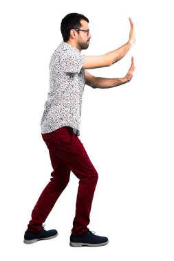 Gözlüklü bir şey iterek yakışıklı adam