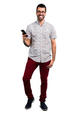 Gözlüklü için mobil konuşuyor yakışıklı adam