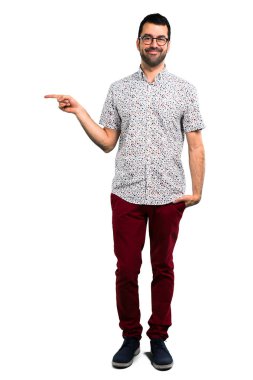 Lateral için işaret gözlüklü yakışıklı adam