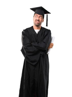 Adam şüpheleri onun mezuniyet günü üniversite ile karıştırmayın yüz ifadesi ısırıkları dudak iken. İzole beyaz arka plan üzerinde bir fikir sorgulama