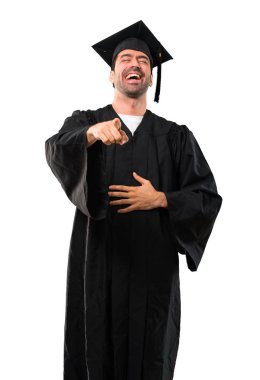 Adam birine parmak ile işaret ve çok izole beyaz zemin üzerine gülerek onun mezuniyet günü Üniversitesi