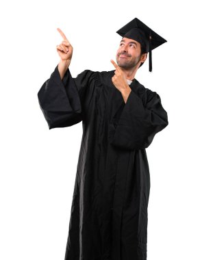 Adam harika bir fikir işaret parmağı ile işaret ve izole beyaz arka plan üzerinde ararken onun mezuniyet günü Üniversitesi Tarih