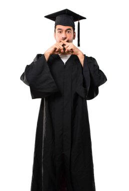 Adam ağız ve sessizlik bir jest izole beyaz arka plan üzerinde kapanış bir işaret gösteren onun mezuniyet günü Üniversitesi Tarih