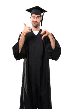 İyi-kötü işaret yapma onun mezuniyet günü üniversite adamı. Arasında kararsız kişi Evet ya da değil