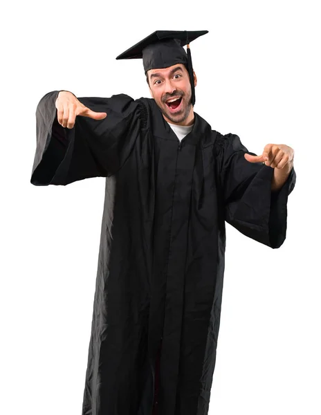 在他的毕业日大学的人用手指指着某人和笑了很多在孤立的白色背景 — 图库照片