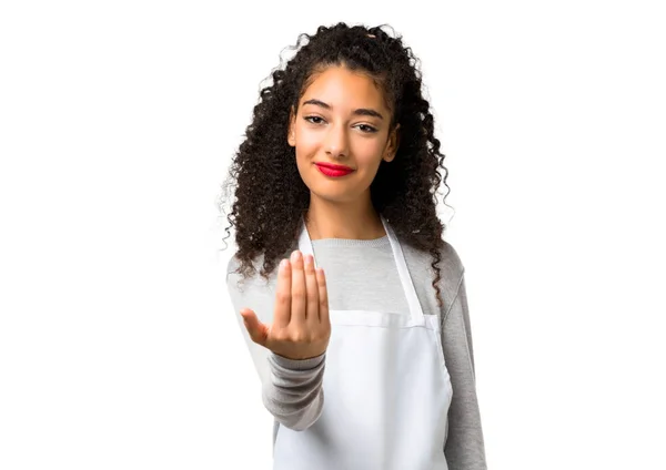 Junges Mädchen Mit Schürze Präsentiert Und Einladend Auf Weißem Hintergrund — Stockfoto