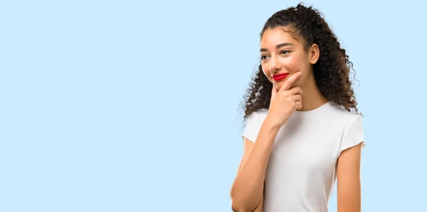 Giovane Ragazza Con Capelli Ricci Piedi Pensando Idea Sfondo Blu — Foto Stock