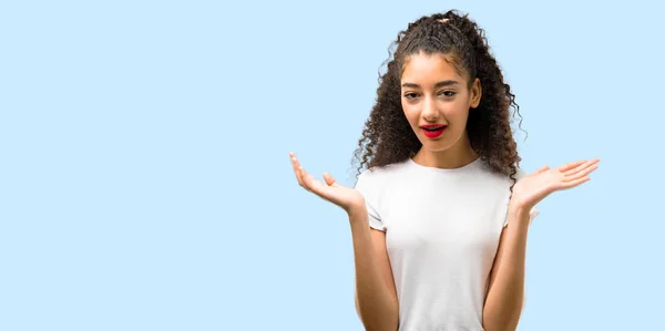 Junges Mädchen Mit Lockigem Haar Und Schockiertem Gesichtsausdruck Mund Auf — Stockfoto