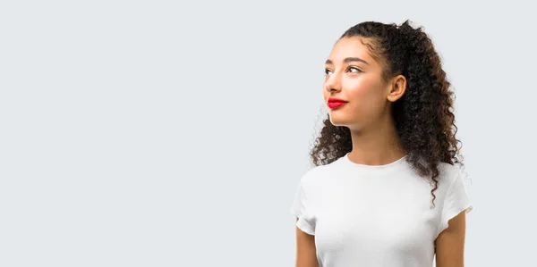 Jeune Fille Aux Cheveux Bouclés Debout Levant Les Yeux Avec — Photo