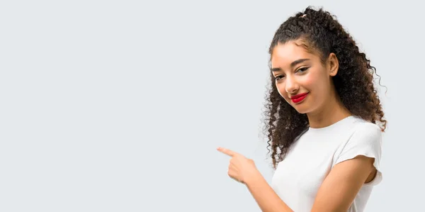 Menina Com Cabelo Encaracolado Apontando Para Trás Com Dedo Indicador — Fotografia de Stock